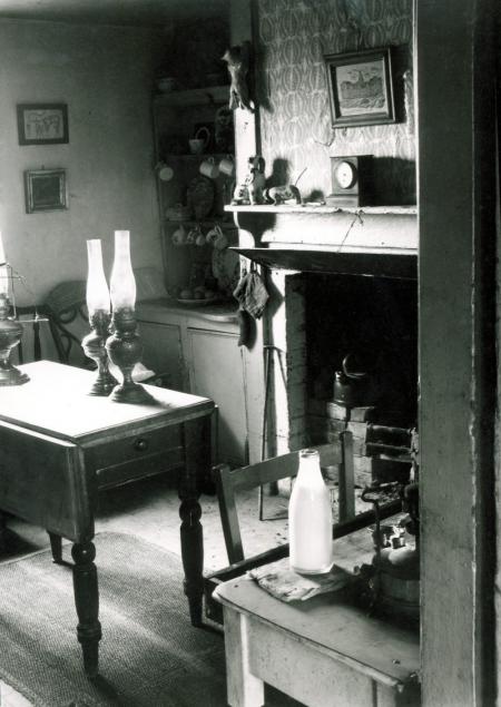 THE-KITCHEN-OF-PEGGY-ANGUSS-HOUSE-FURLONGS-NEAR-FIRLE-EAST-SUSSEX-1953-1-C26685A